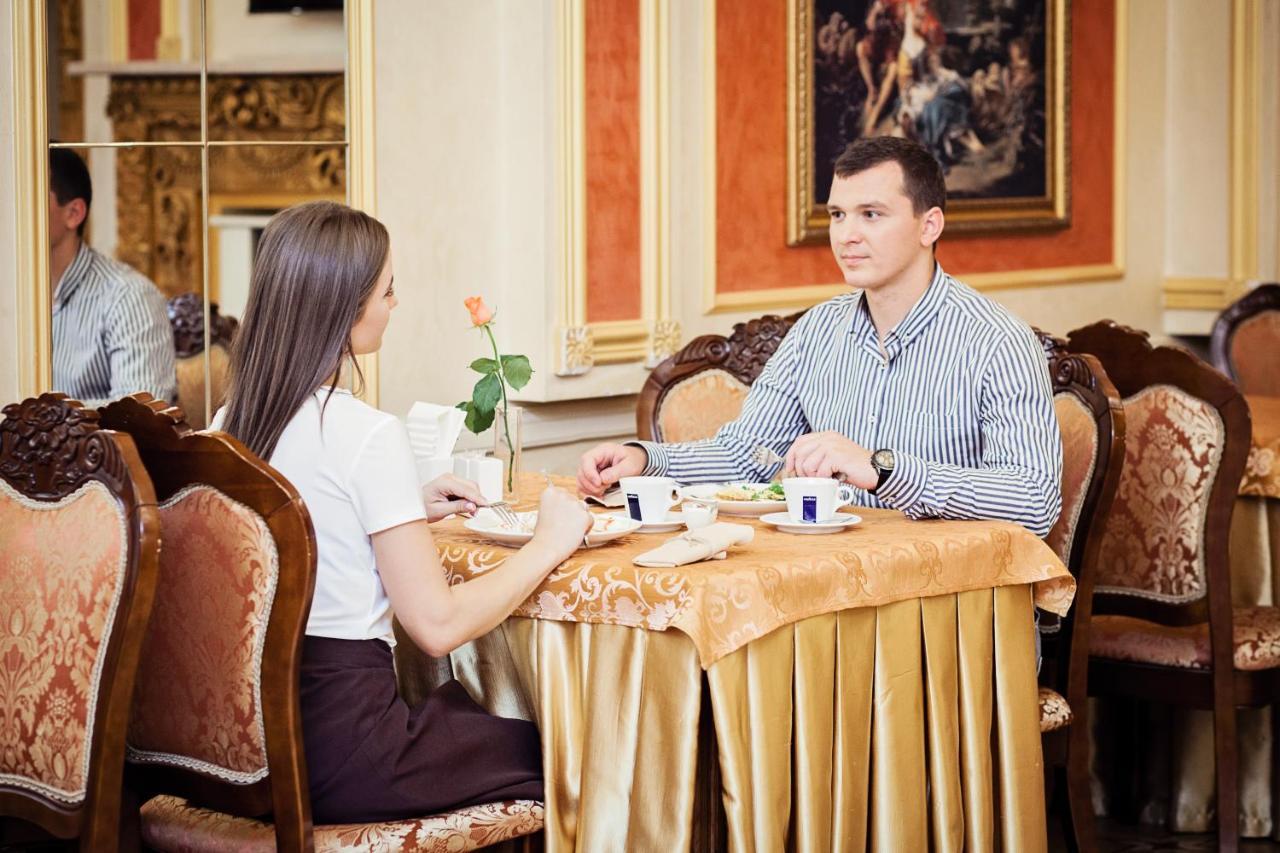 Hotel Versailles 루치크 외부 사진